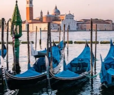 what is a self guided tour-featured-image